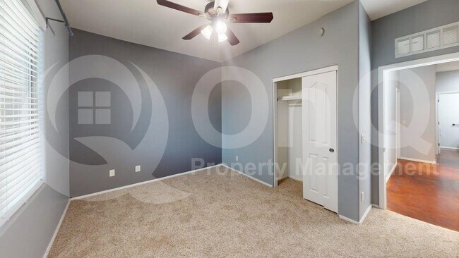 Building Photo - 1419 W Red Creek Dr