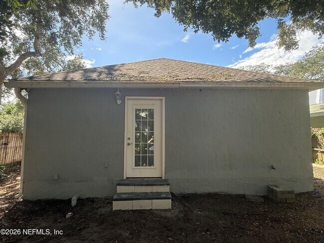 Building Photo - 2418 Hydrangea St