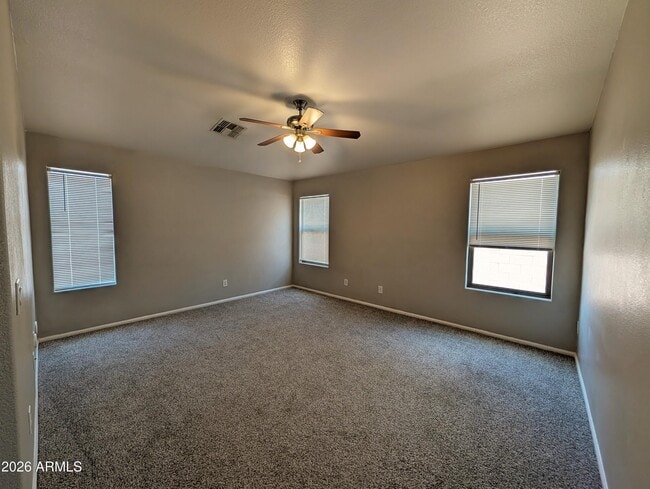 Building Photo - 738 E Saddle Way