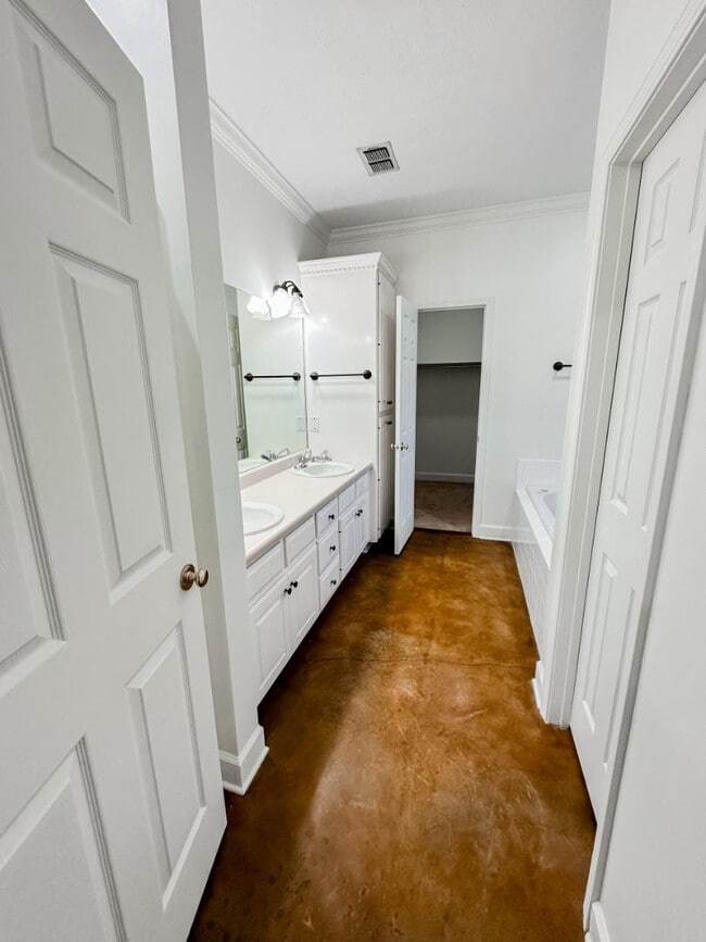 Building Photo - 141 Hazelnut Cir