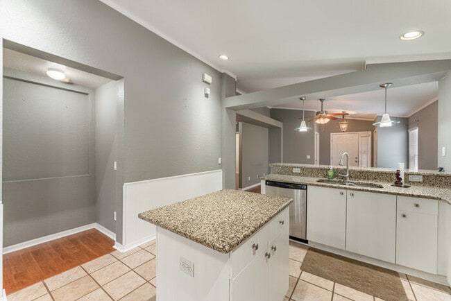 Building Photo - Home For Rent in Rivercrest!