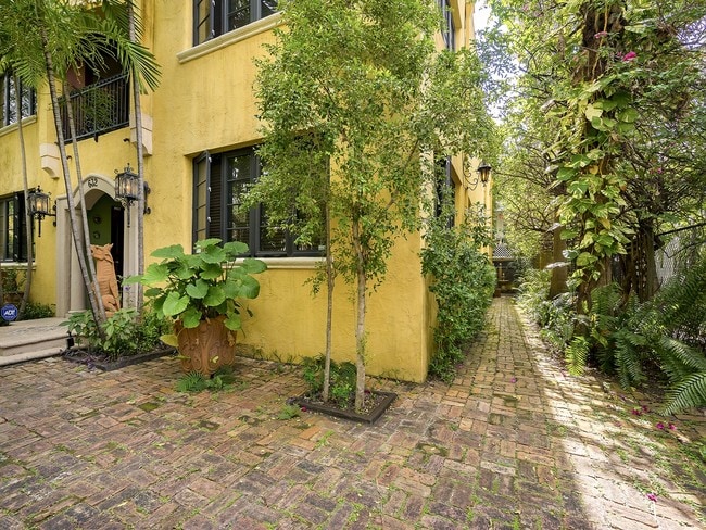 Building Photo - 632 15th St