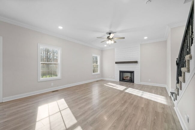 Building Photo - 3 Bedroom 2 1/2 Bath Dog Friendly Home For Rent!