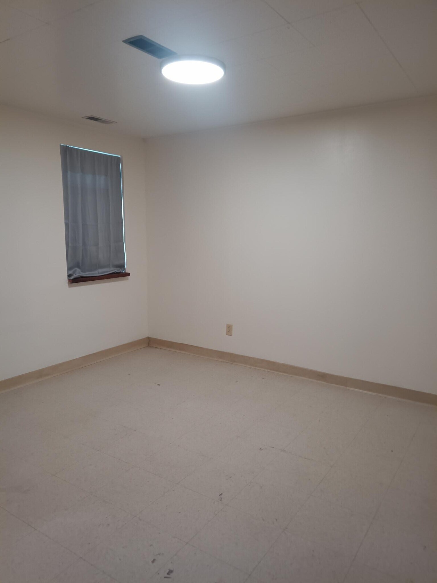 Building Photo - 335 W Kennedy Ave