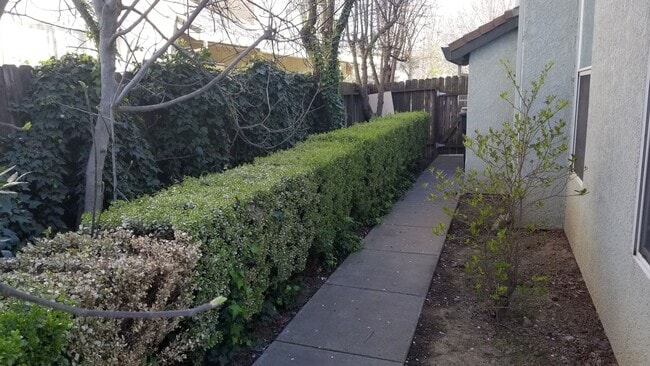 Building Photo - Beautiful 4 bedroom/2.5 bath South Davis Home!