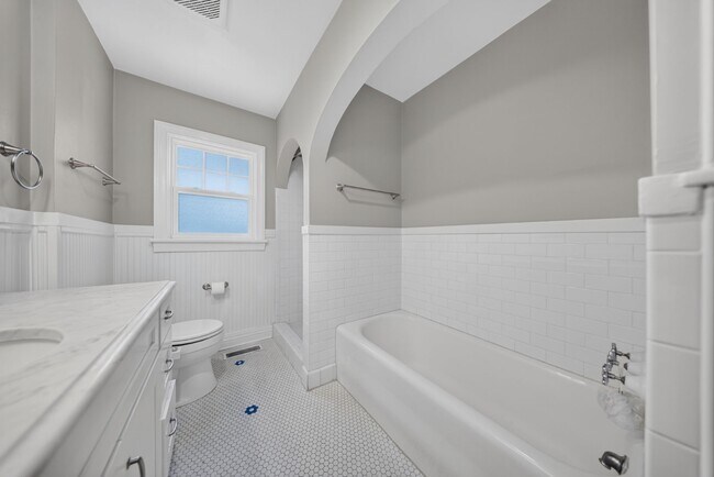 Building Photo - 1028 E 33rd Pl