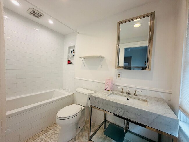 Building Photo - Lovely 3 story home with en-suiteS and private outdoor patio!