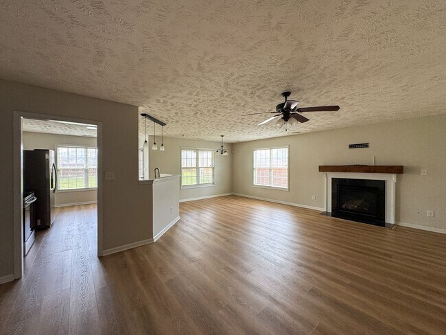 Building Photo - Lovely 3 Bed 2 Bath Fayetteville Home with Fenced Yard