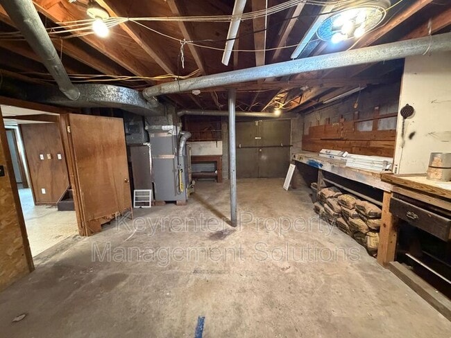 Building Photo - 221 River Rd