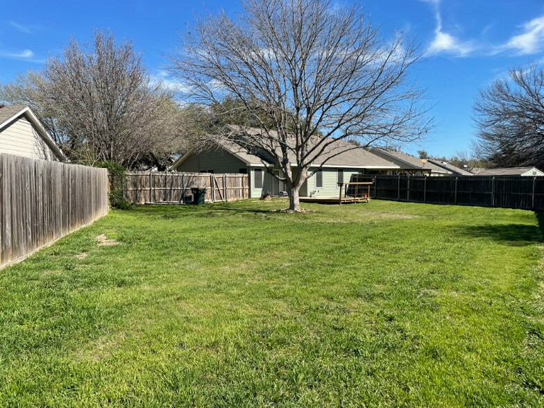 Building Photo - 204 Prairie Springs Loop