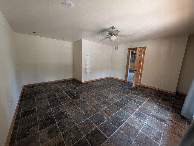 Building Photo - Spacious 4BR Home Near Sacheen & Davis Lake