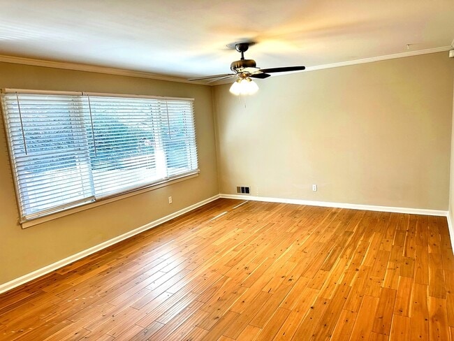 Building Photo - 2257 Collins Dr