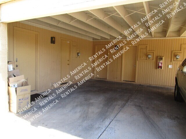 Building Photo - 711 E North Ln