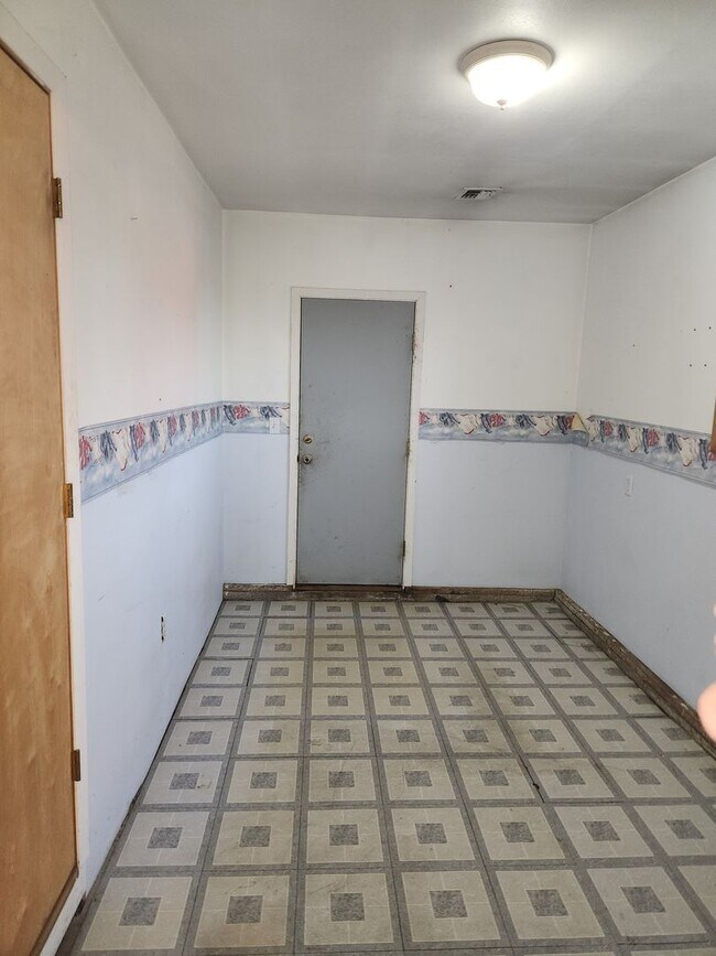 Building Photo - 3-bedroom 1 bath Single Level House