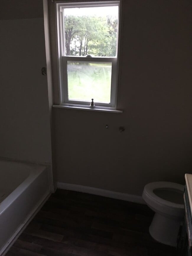 Building Photo - $1095 - 4 bed 1 bath - Single Family Home