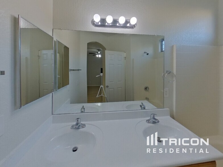 Building Photo - 7215 S 38th Dr