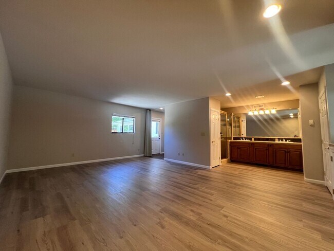 Building Photo - Spacious Split-Level! 4-Bedroom, 3.5-Bath ...