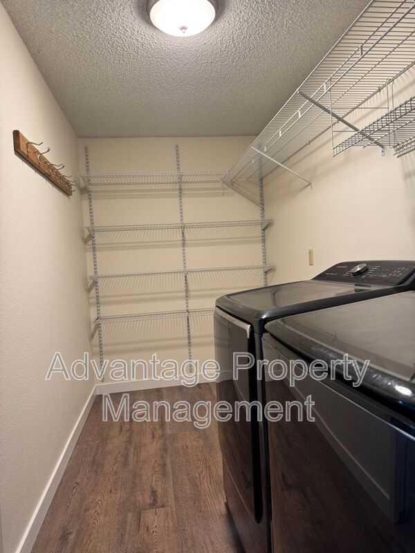 Building Photo - 1440 NW Meadowgreen Pl