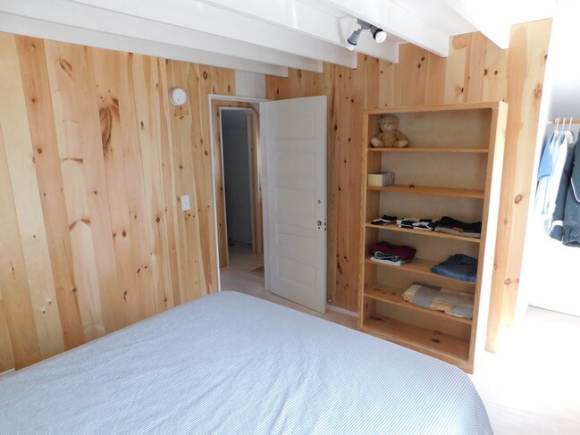 Building Photo - 42 Evergreen Ave