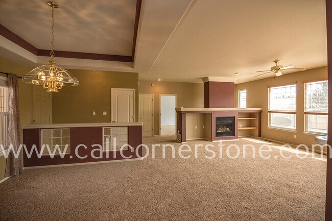 Building Photo - 3305 Hollycrest Dr