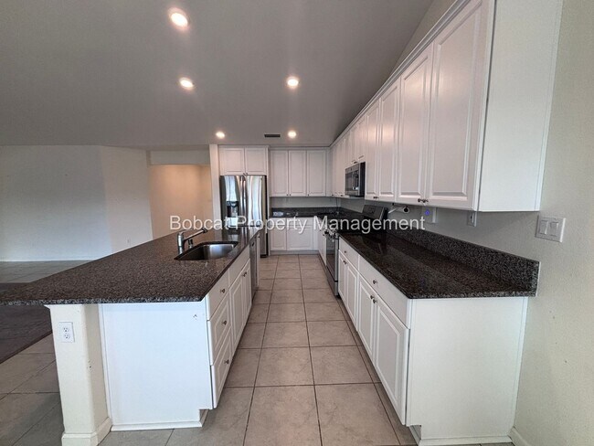 Building Photo - Large Home in Dayton with Mother In Law Quarters