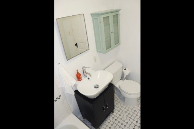Full bath with shower and tub - 822 N Wood St