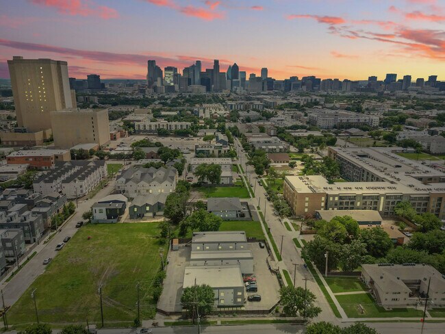 Building Photo - 4416 San Jacinto St