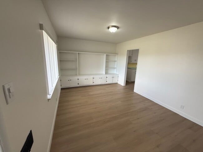 Building Photo - Home in Gardena