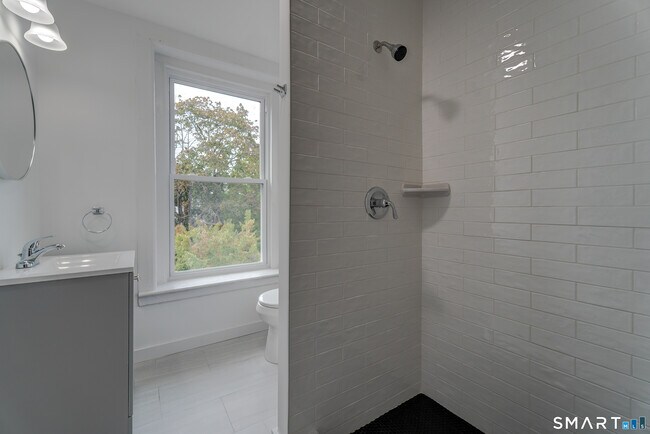 Building Photo - 522 Elm St