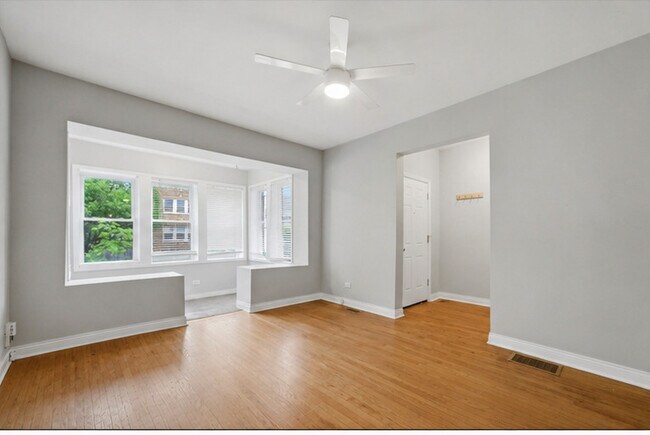 Building Photo - 5039 W Cullom Ave