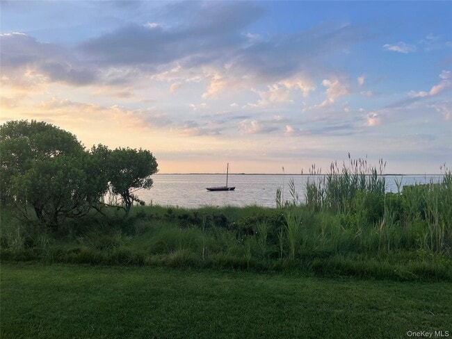 Building Photo - 40 Tuthill Point Rd