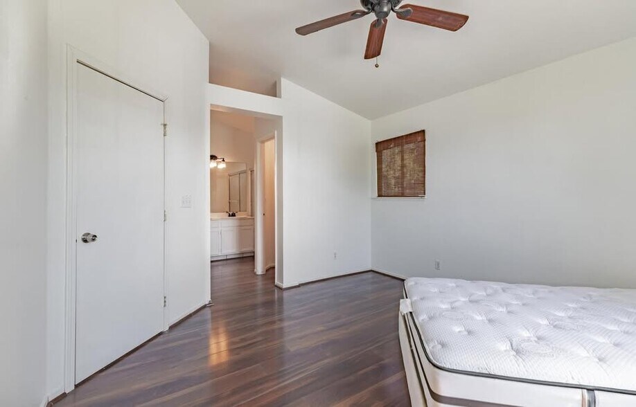 Building Photo - 2683 Mitchell Ave