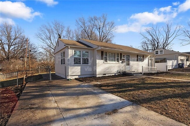 Building Photo - 609 SE Florence Ave