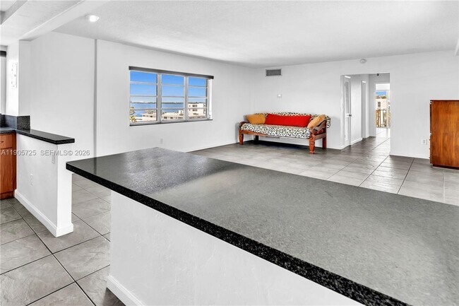 Building Photo - 1340 Lincoln Rd