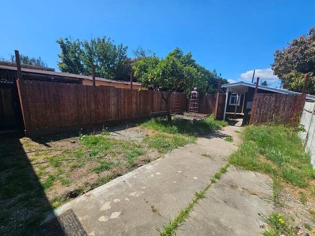 Building Photo - San Leandro Home w/ In-Law Unit: Perfect f...