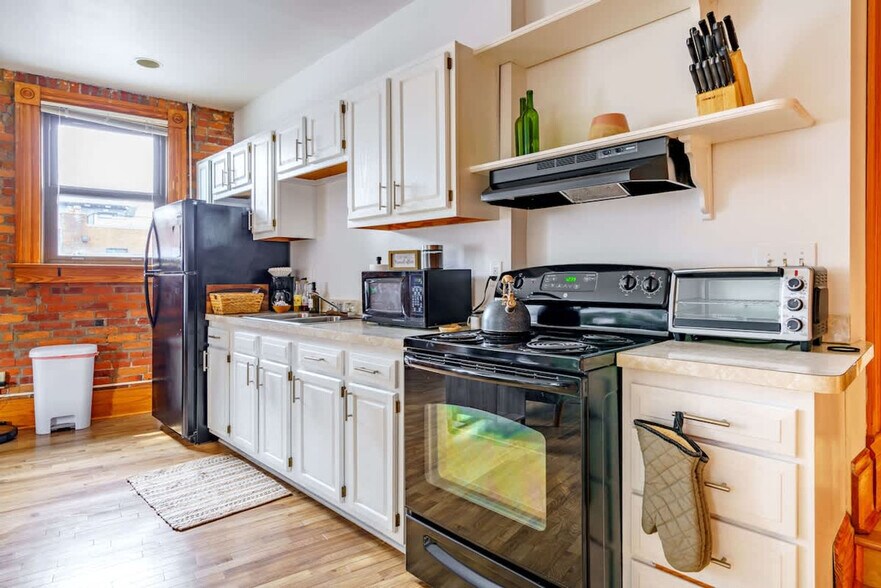 Building Photo - 1180 N High St