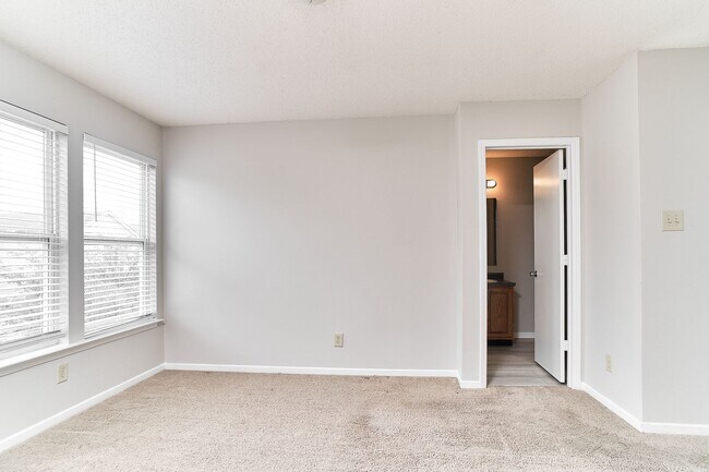 Building Photo - 3 BD + Loft in HSE Schools!