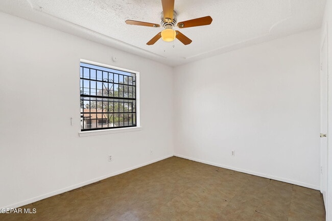 Building Photo - 3017 E Glen Dr