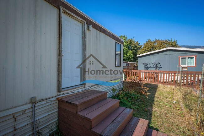 Building Photo - 3 Bedroom 1 Bath Home with Off-Street Park...