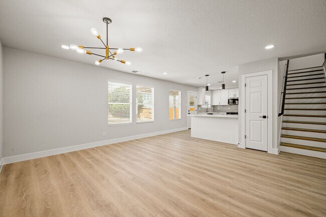 Building Photo - BEAUTIFUL 4 BEDROOM PROPERTY LOCATED IN BU...