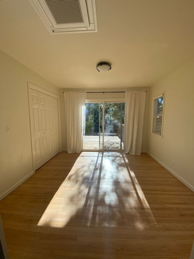 Building Photo - Bright & Cheery 2 Bedroom Home