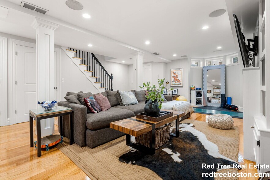 Building Photo - 687 E 6th St