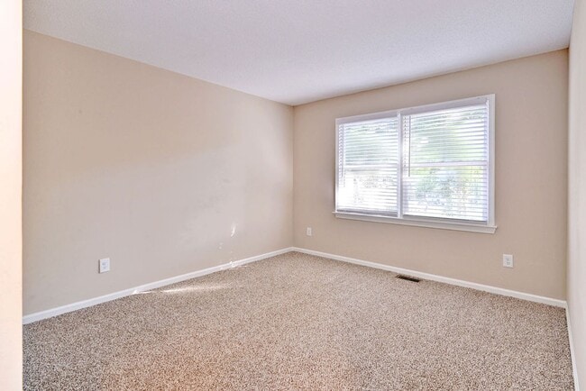 Building Photo - Nicely Updated Grafton Woods Condo