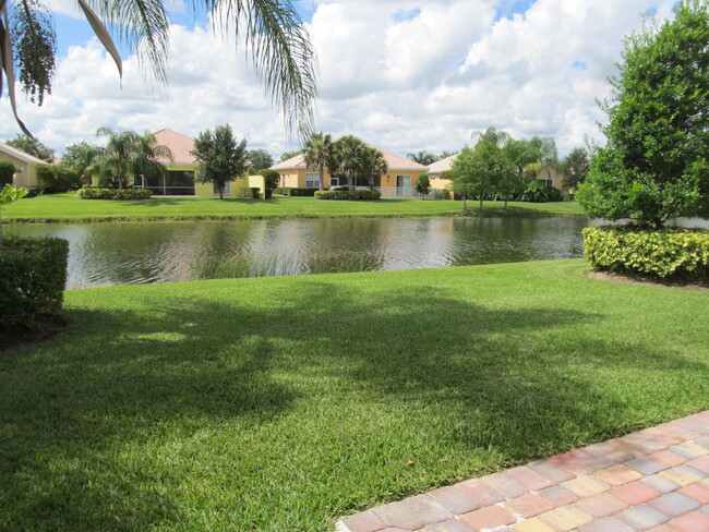 Building Photo - 11423 SW Pembroke Dr