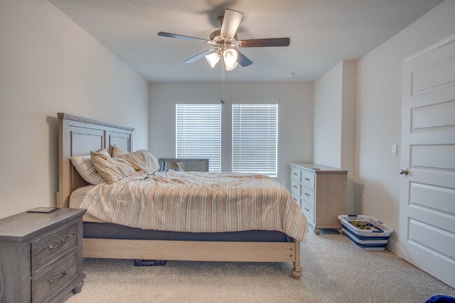 Building Photo - 3 Bed, 2.5 Bath Townhome – Prime Central L...