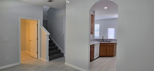Building Photo - Stunning 2/2.5 Townhome in Beacon Park! Fresh Paint, New Carpets, Available Now!