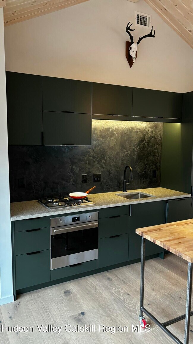 Building Photo - 13 Regal Rd