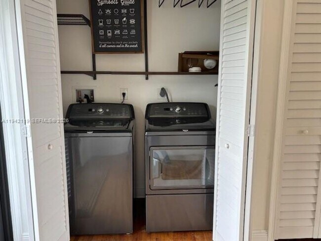 Building Photo - 9315 SW 44th St