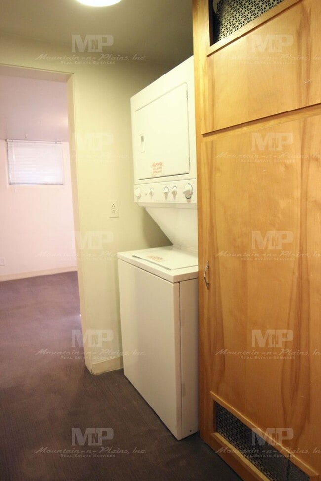 Building Photo - 640 1/2 S Meldrum St