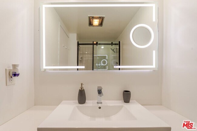 Building Photo - 800 W 1st St